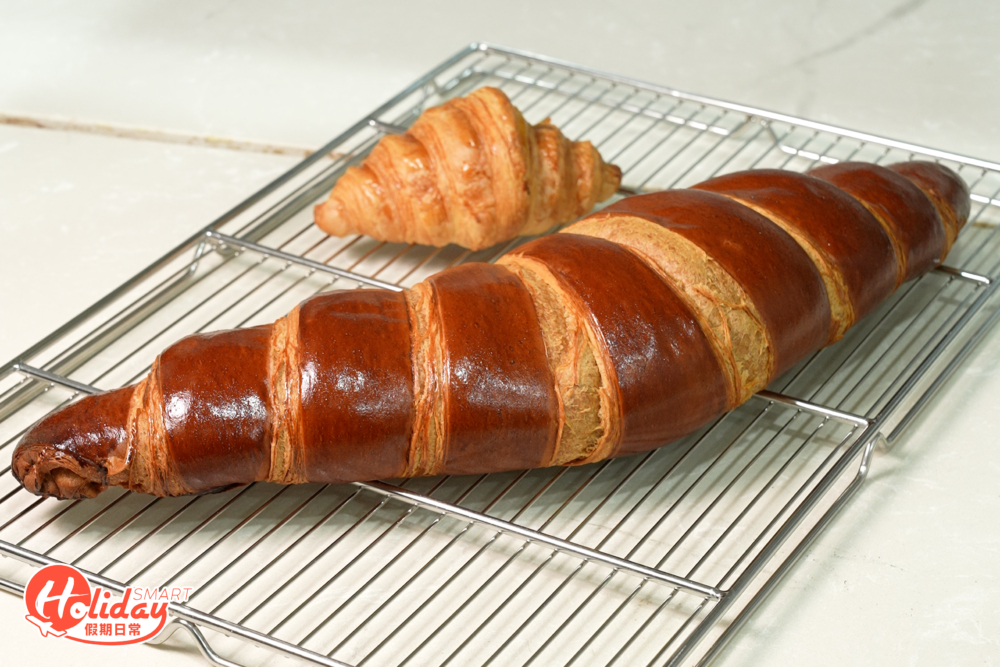 巨型牛角包除了打卡一流亦有內涵，以法國AOP產地認證的牛油入饌，牛油香更為突出。