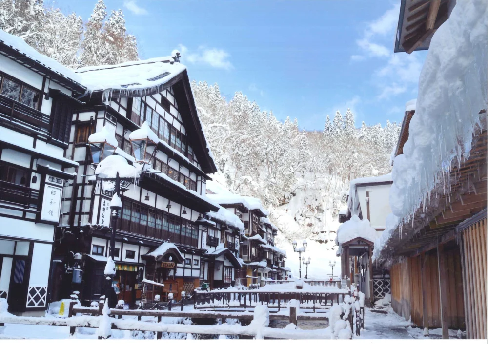 銀山溫泉的人氣旅館「能登屋」一直被視為宮崎駿《千與千尋》動畫場景的原型之一。