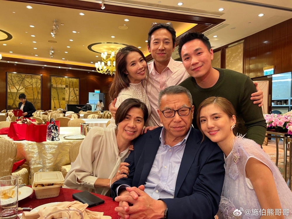 雖然佢哋暫未回應懷孕傳聞,但吳千語已完全融入咗男友施伯雄嘅家庭