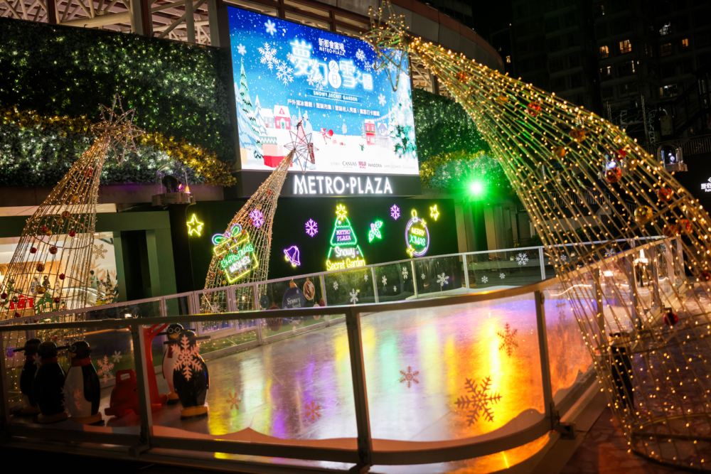 新界西首個户外飄雪溜冰場,仿紐約中央公園留下動人時刻。