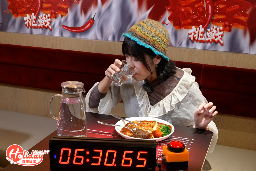 這個咖哩汁後勁非常強，尤其在喝過水之後，刺痛及麻痺感會更為強烈。