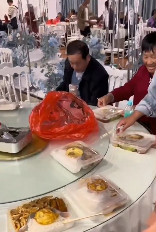 網友及在場賓客對飯盒都感到十分驚訝