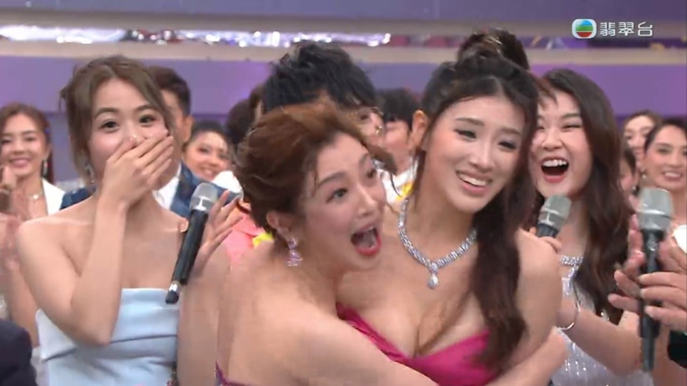 麥美恩撲上前擁抱郭珮文令其夾出深長的事業線，畫面非常震撼！