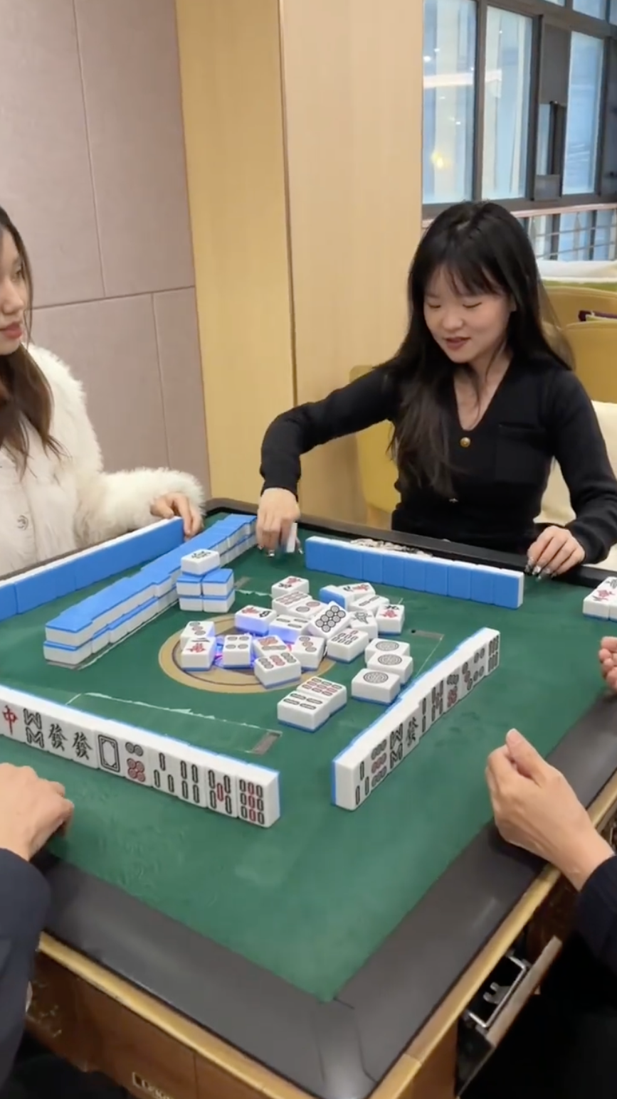瑤妹同院友一齊打麻將