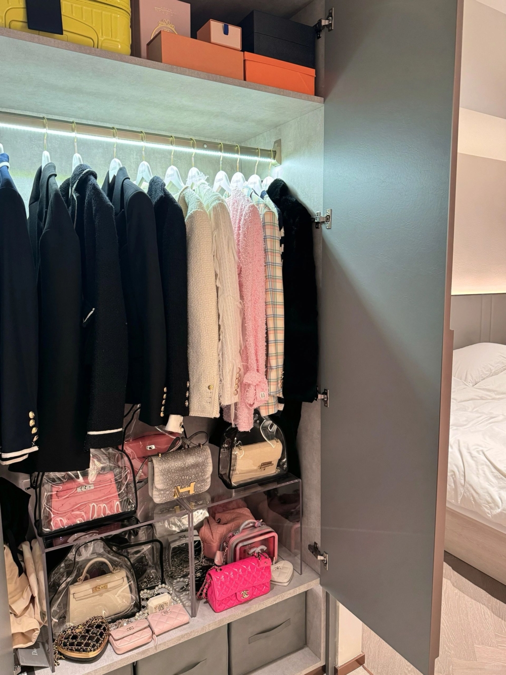 衣櫃放滿咗各種名牌衣物及手袋，包括佢以往經常孭嘅Hermès同Chanel