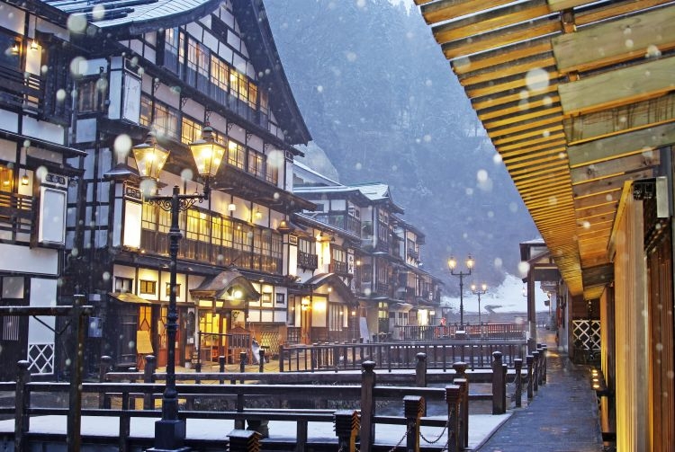 雖然沒有獲得吉卜力官方認證,但銀山溫泉「能登屋旅館」一直被視為《千與千尋》的油屋取景地之一!