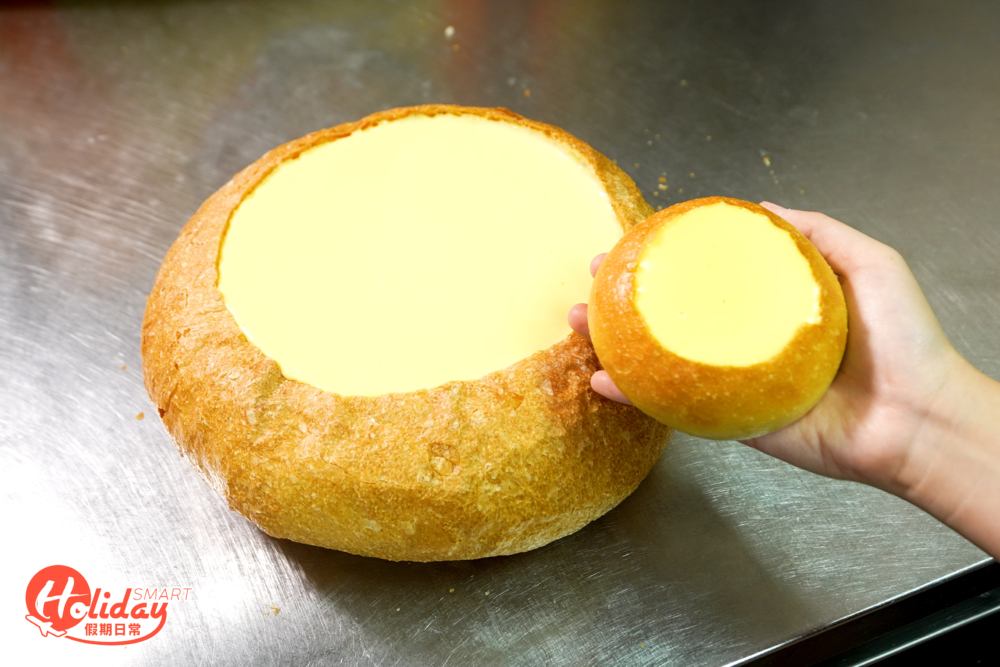 布甸包價錢為$580，直徑達11吋，而黃色布甸位置則為8吋，拿上手足足重3公斤，相當有誠意！