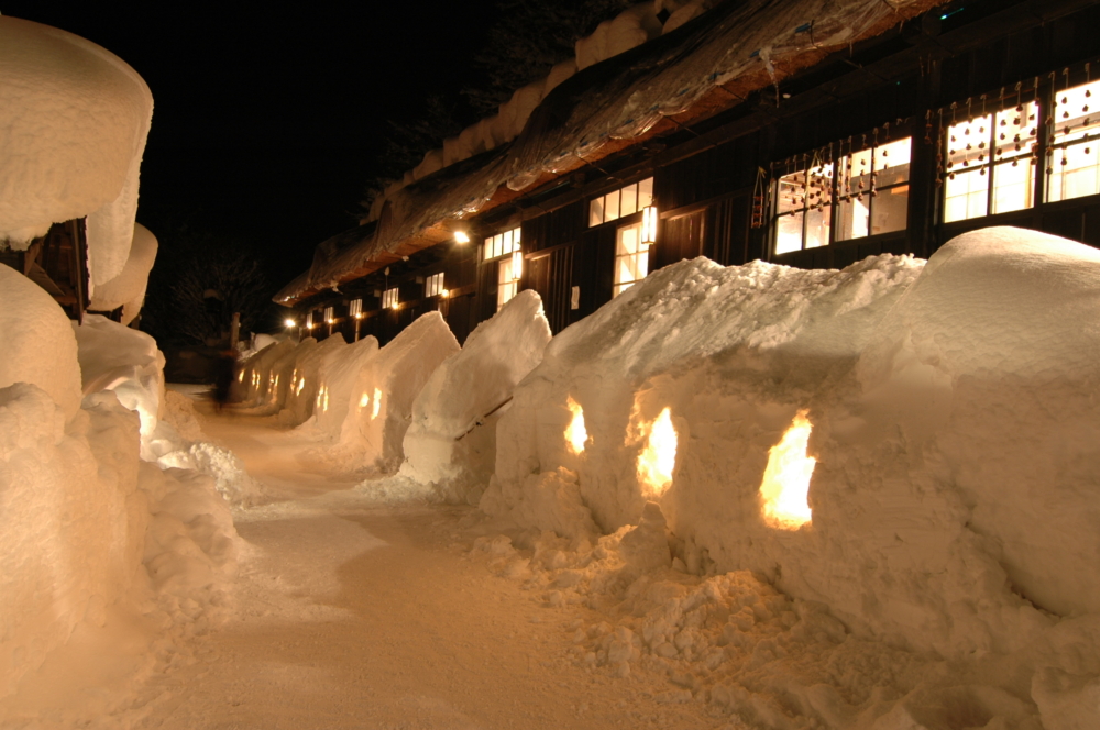 仍然維持著開湯時建築特色的「本陣」木造茅葺屋頂。