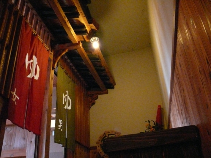 日本溫泉一般分成男湯、女湯，以暖簾的文字及顏色區分～