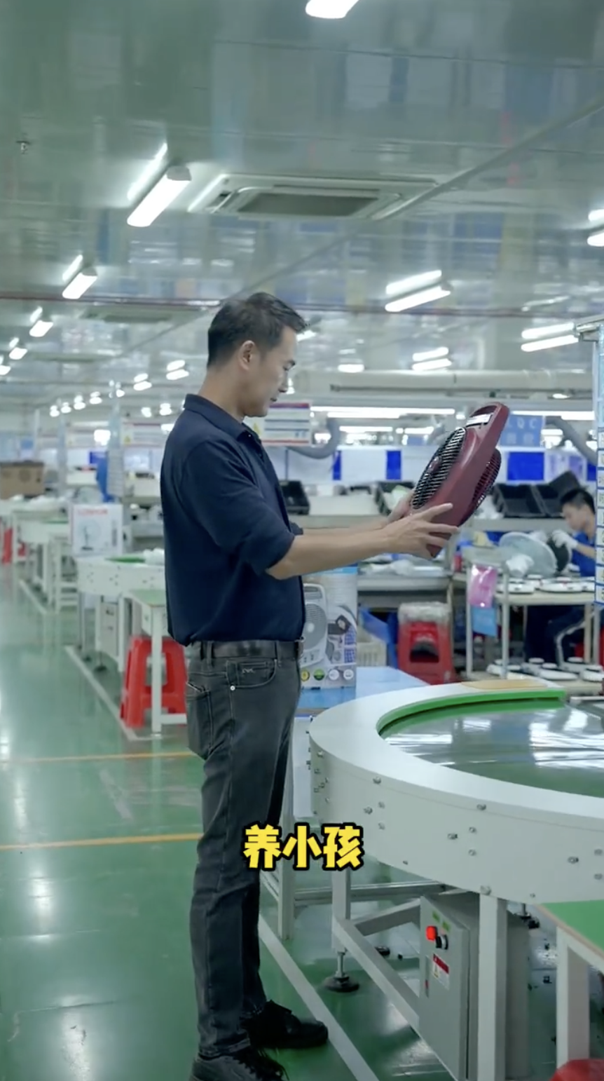 盧慶輝的廠房生產風扇、照明設備和冷氣等產品，甚至外銷至歐美