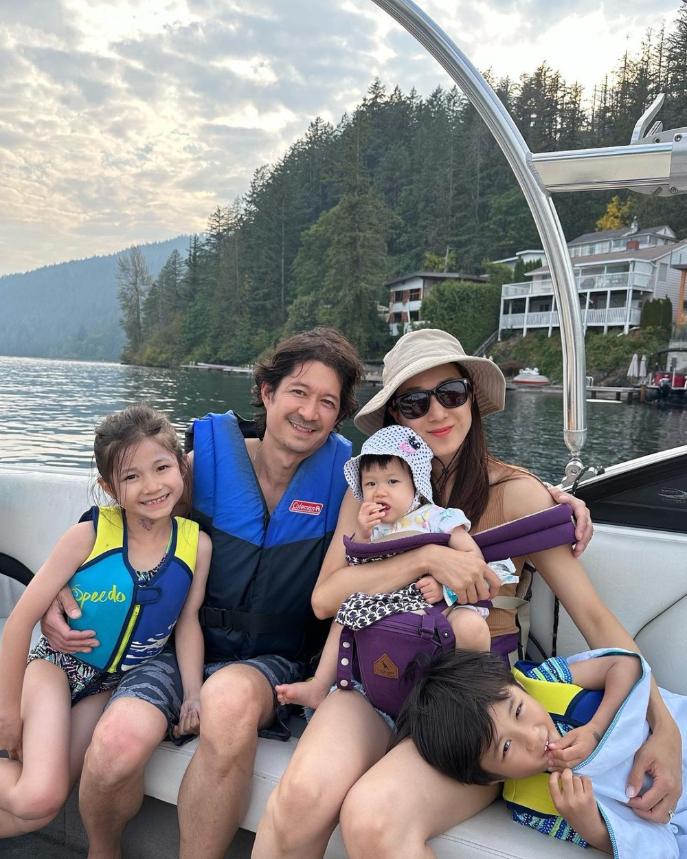 鍾嘉欣自從結婚後就與丈夫子女定居加拿大