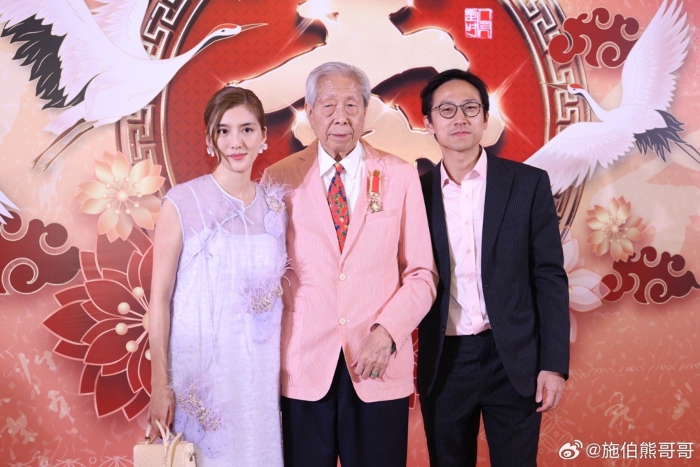 吳千語近日同男友施伯雄出席佢爺爺嘅生日宴