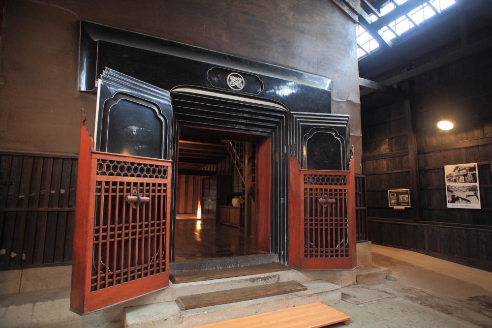 免費開放的増田觀光物産中心「蔵之站」，可以看到當地傳統倉庫的建築特色。