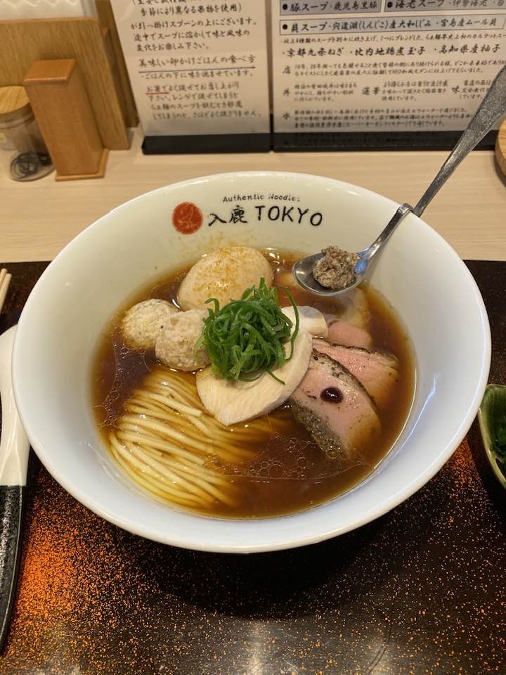 有網友指目擊咗一位香港人於一間米芝連星級拉麵店用餐時一直拍攝食物打卡，仲一直改變角度同埋重複拍攝。