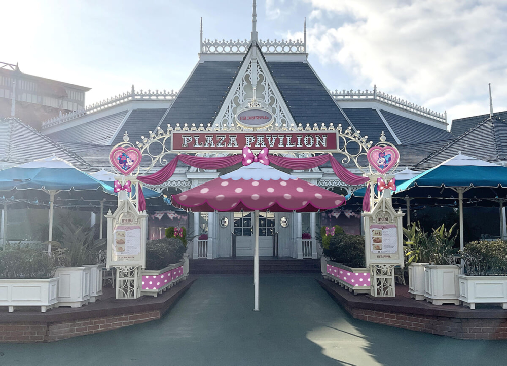 東京迪士尼樂園的Plaza Pavilion餐廳可見內外都掛上各種米妮標誌性的蝴蝶結及圓點裝飾～