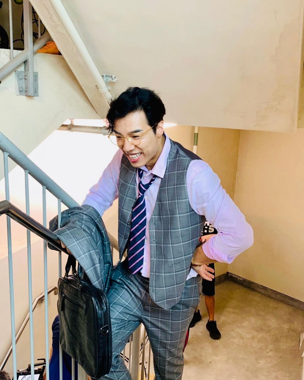 由於鄭世豪的限時動態自拍明顯是在拍攝《愛回家》的造型,不少網民猜測他應該是在劇組被誤會