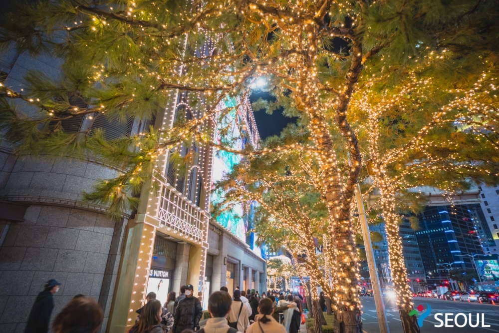 距離聖誕節還有一段時間，但韓國首爾處處開始可見各種聖誕佈置！