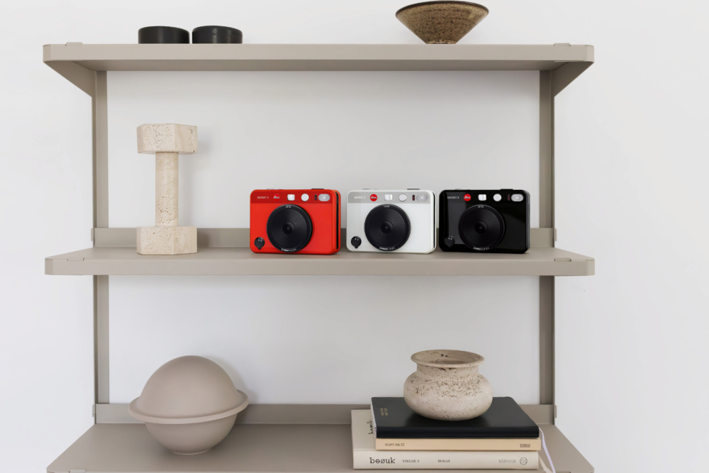 新出的 Leica SOFORT 2 有黑色、紅色和白色三種顏色選擇。