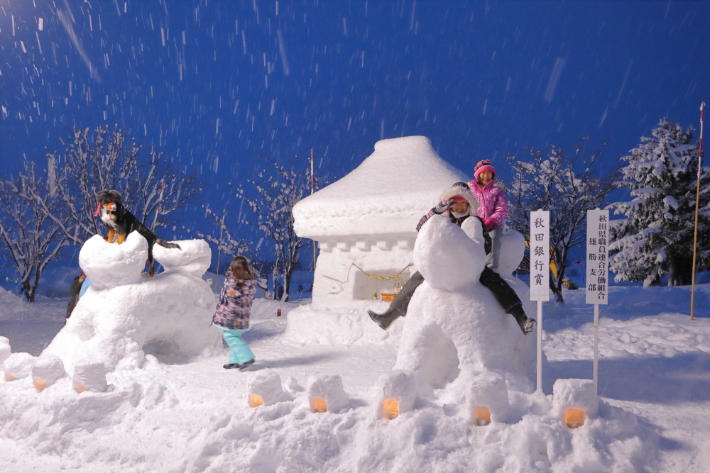 小朋友們會爬上巨型雪雕犬坐著拍照打卡，大朋友就要量力而為啦。
