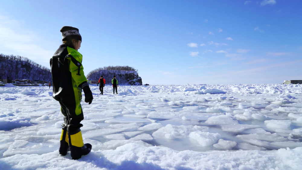 鄂霍次克海棉漂浮著各種大小不同的流冰～
