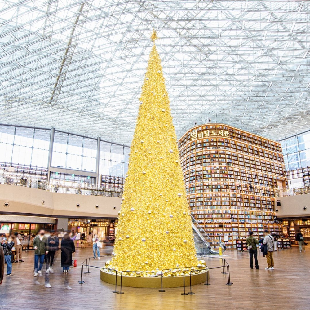 每年聖誕節都會回歸的巨型金色聖誕樹！