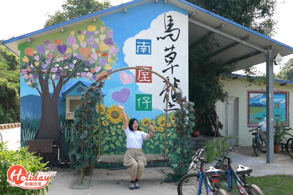 除了靚景，另一賣點是南屋仔，小屋牆身的壁畫，記錄著馬草壟獨有景色，同樣打卡一流！