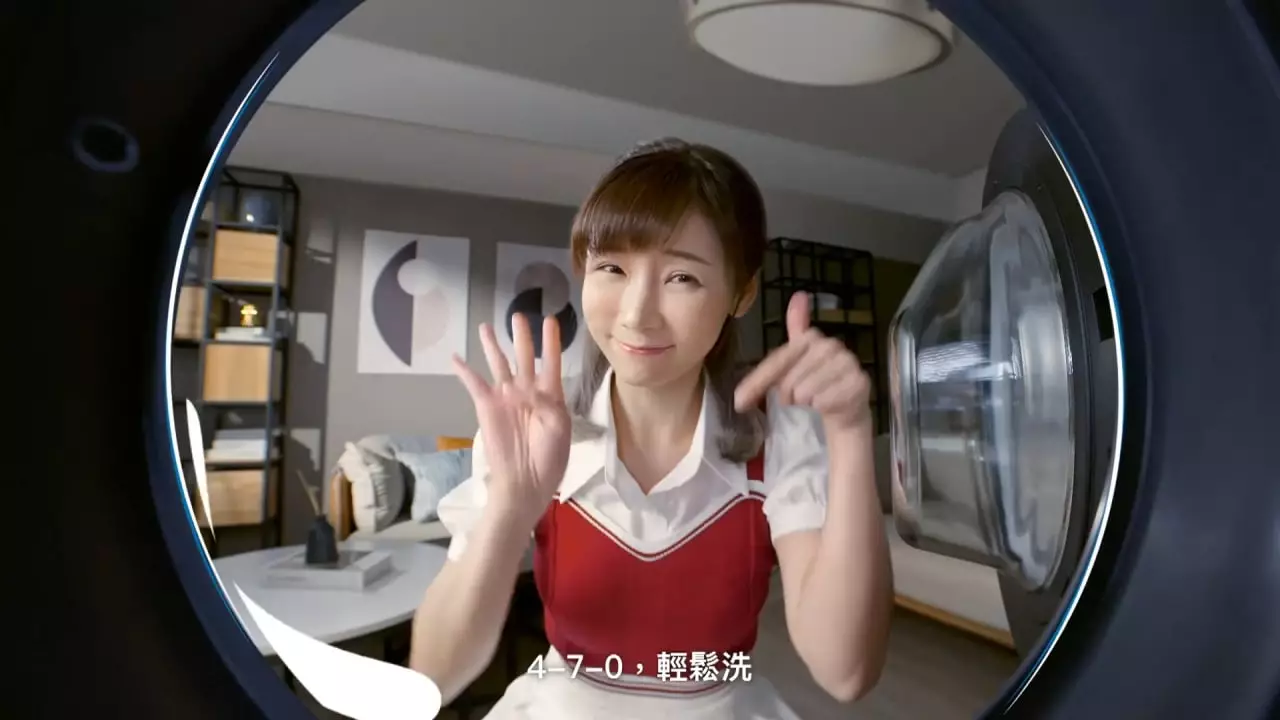 皆因簡淑兒在廣告中再次展現其招牌腰果眼加心形嘴