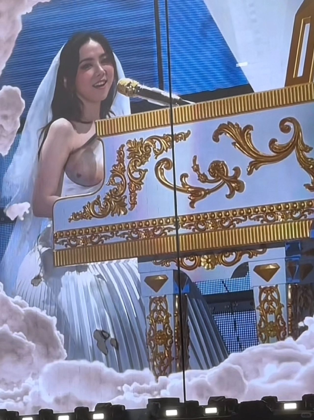 她坐在鋼琴前，卻驚現整個右胸完全露出