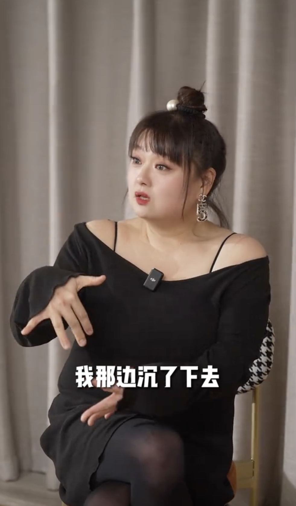 與同學踩水上單車時,細細粒因為體重太重,令兩邊不平衡