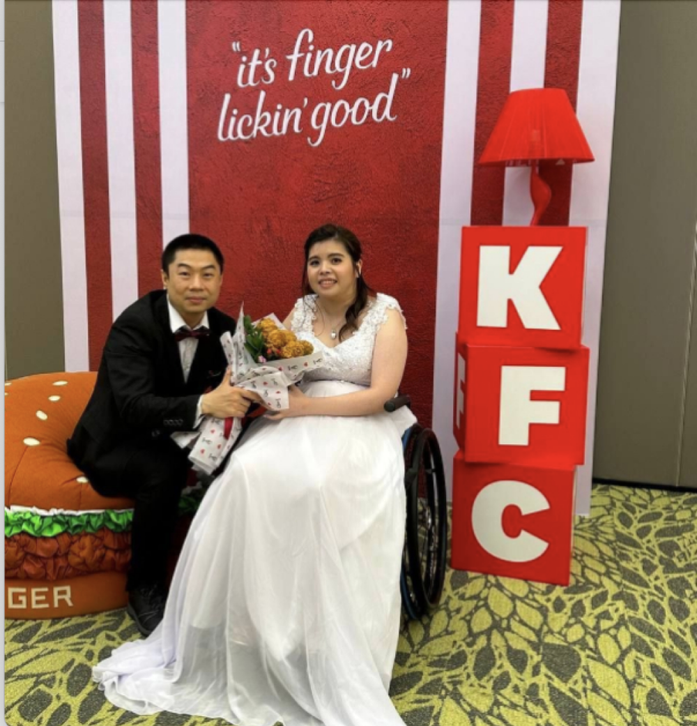 新加坡新娘婚禮前寄了一封電郵給KFC新加坡總公司,希望能獲得一份簡單的結婚禮物