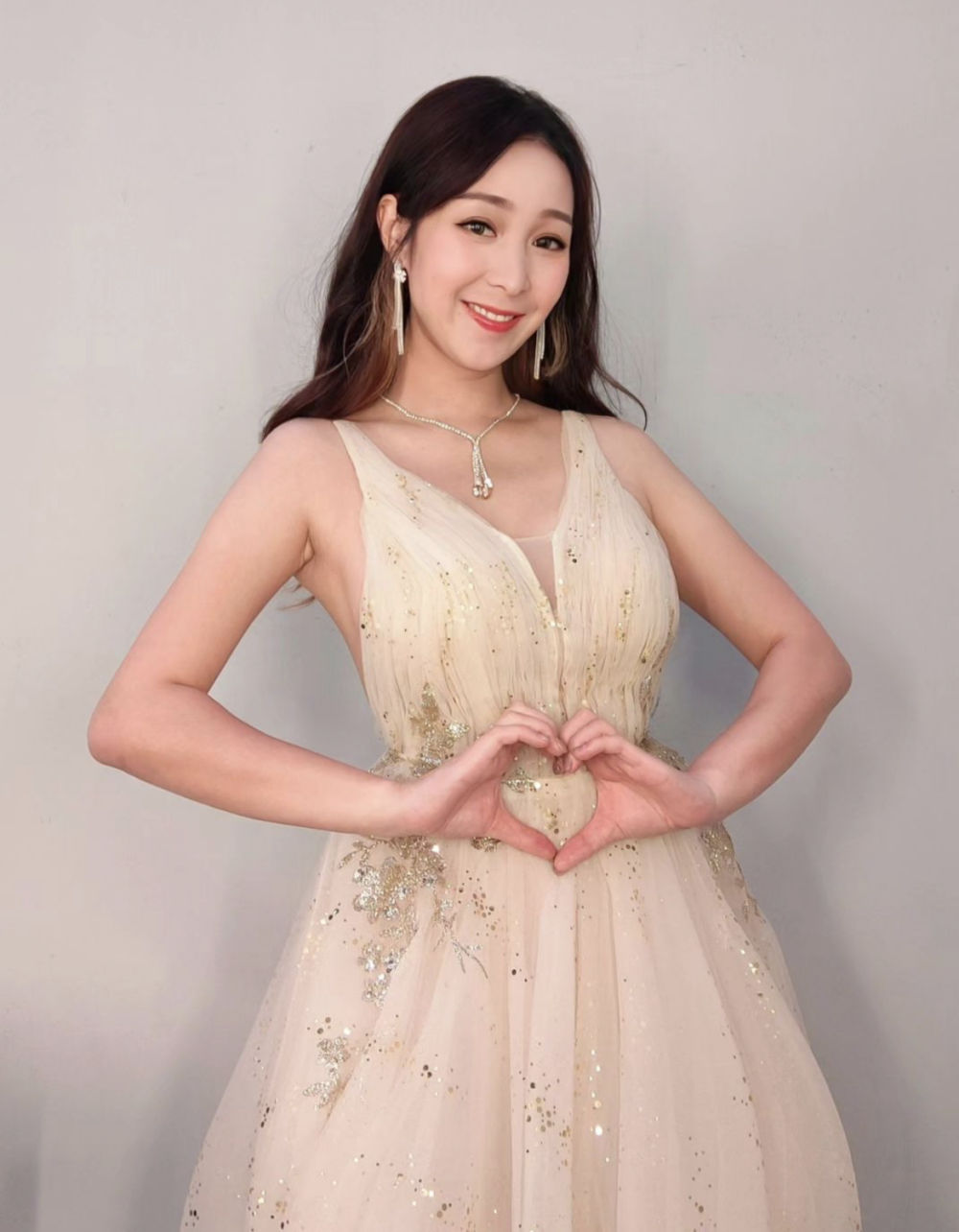 阿七提到:「你要斤斤計較係你品德問題,唔好逼人順從你果套。」又表示不理解用自己賺的錢對自己的家人、朋友好有任何問題:「最好我養埋你供埋樓但寫你名」