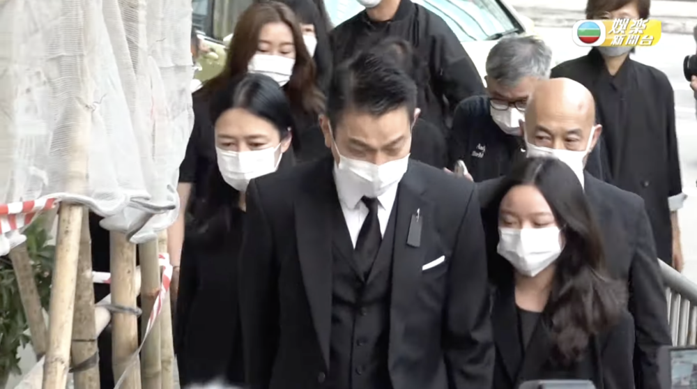 在父親的喪禮上華仔罕有與老婆、女兒公開露面