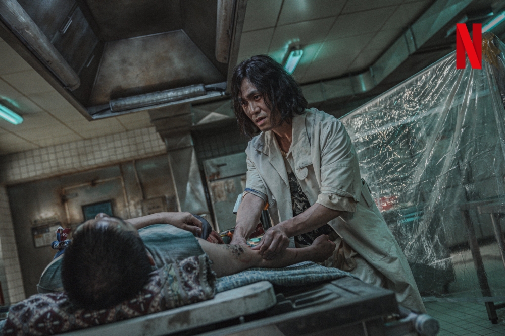 吳政世飾演為解開怪物的秘密，潛心研發疫苗的「任博士」。