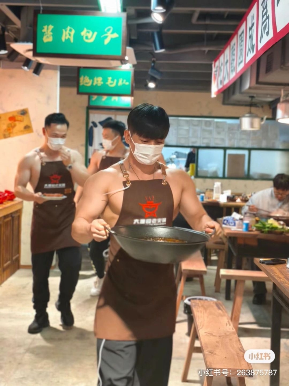 最近一間內地火鍋店以招募大批肌肉「猛男侍應」作宣傳手法,引起了網絡熱議