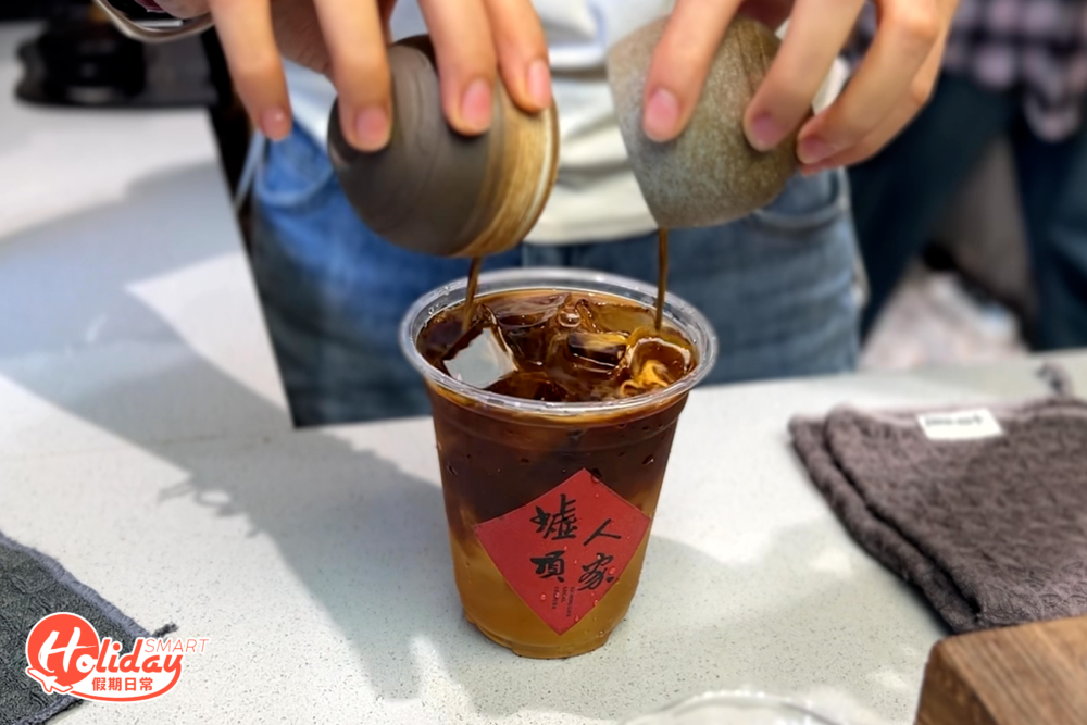 店內也可品嚐沖泡陳⽪茶、⼿沖咖啡,在庭園的特式座椅中享受悠閒。