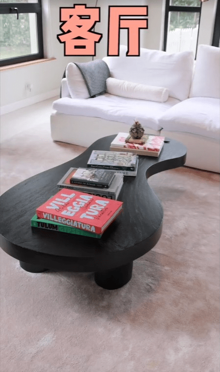 底層是連接花園的客廳及飯廳