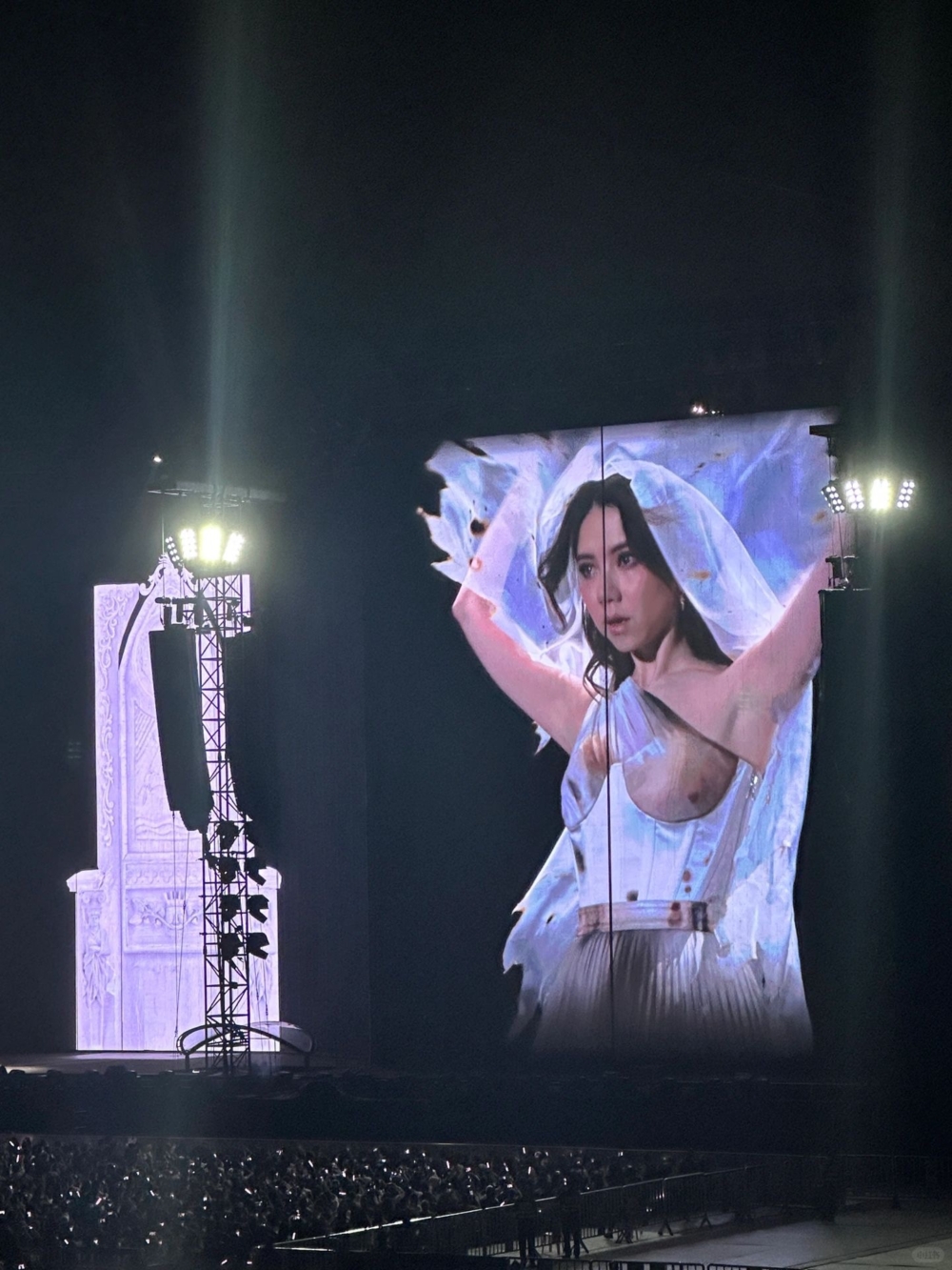 不少網友都以為她走光了