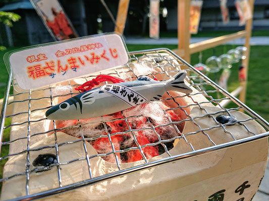 神社人員發揮創意將秋刀魚籤擺放在不同造型的小烤爐上「保存」～