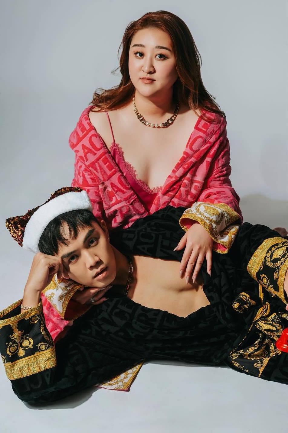 最搶鏡嘅都係伍富橋，更有網民笑言佢嘅「事業線」比太太更深更長！