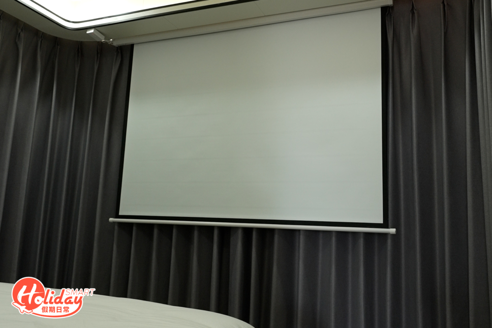 而LX型號最大的特色為自動升降螢幕和觀景玻璃，可以與家人晚上來個電影之夜！