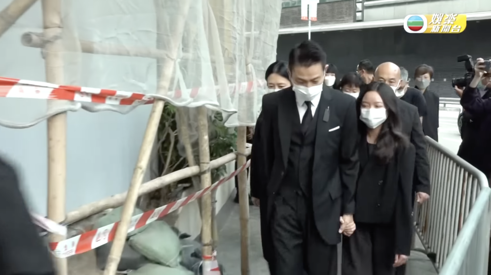 雖然戴上口罩,她在爸爸華仔的陪同下出現,依然獲讚盡得父母真傳。