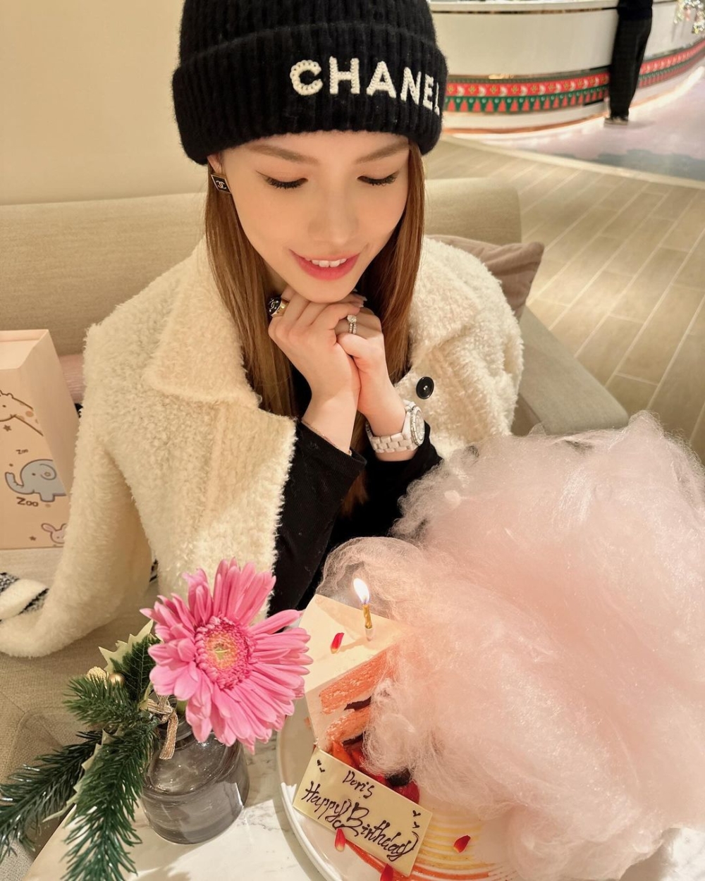 網友：「脫咗粒墨想復出呀」