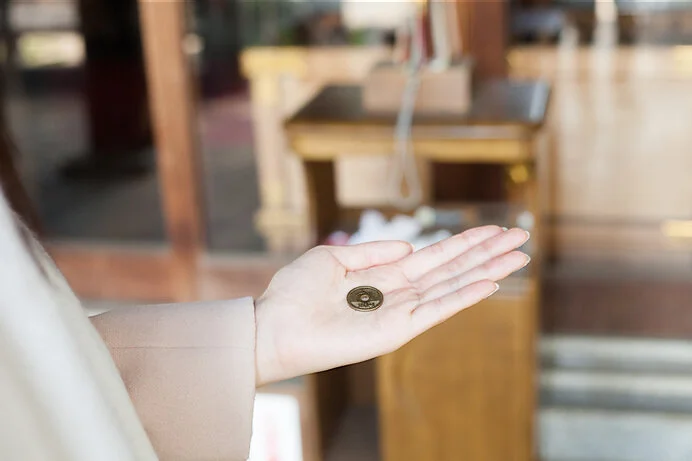 參拜者可以準備5日圓硬幣,因為與「緣」的日語發音相同,意思是與神明結緣。