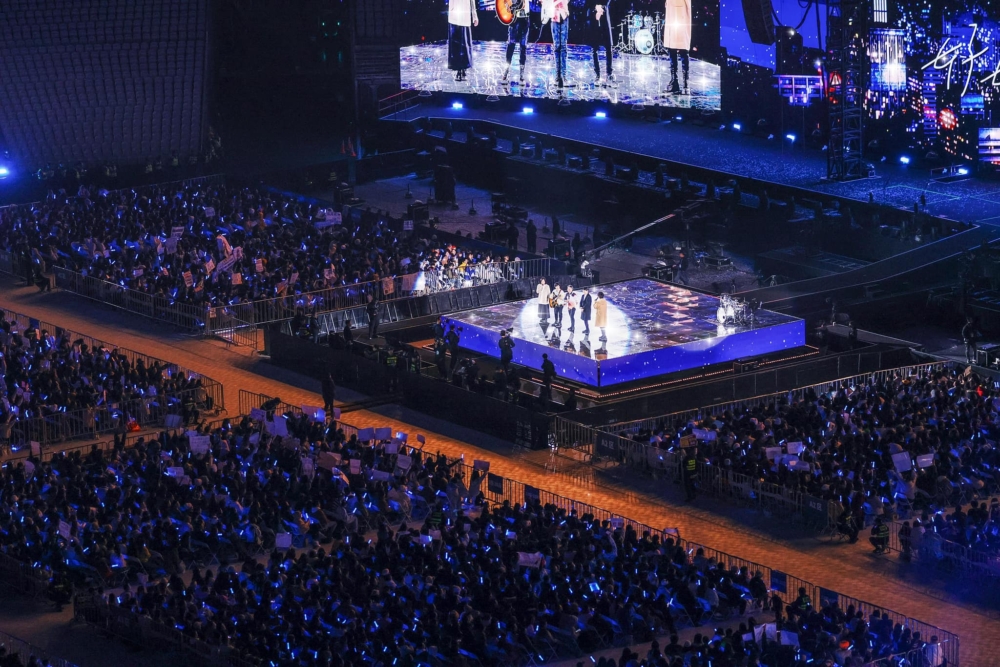 「麥田農夫」指五月天上海演唱會中12首歌，有5首歌是假唱。