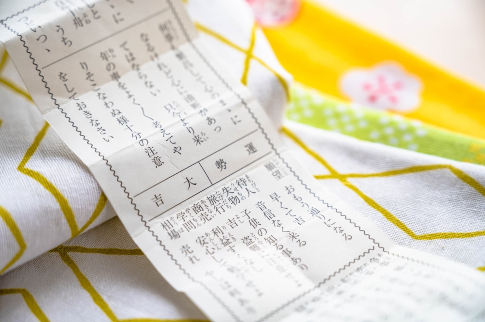 如果抽到凶籤,可將籤條綁在神社或寺院中專門綁神籤的地方,意為將厄運留下,請求神明幫助消災除惡!