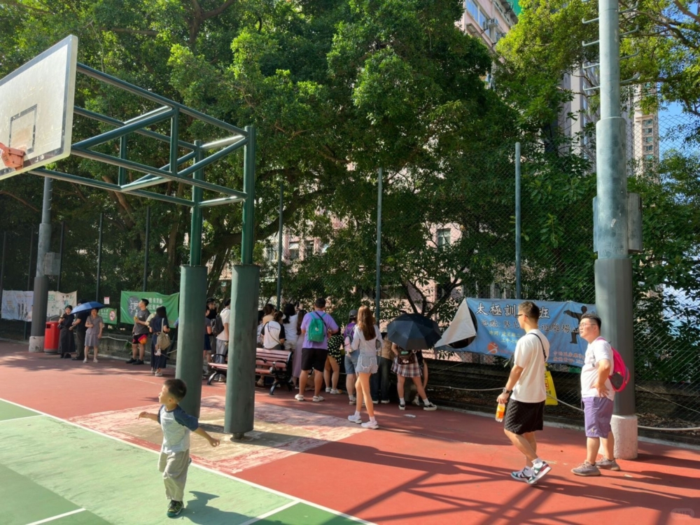 籃球場更有大量遊客影相。