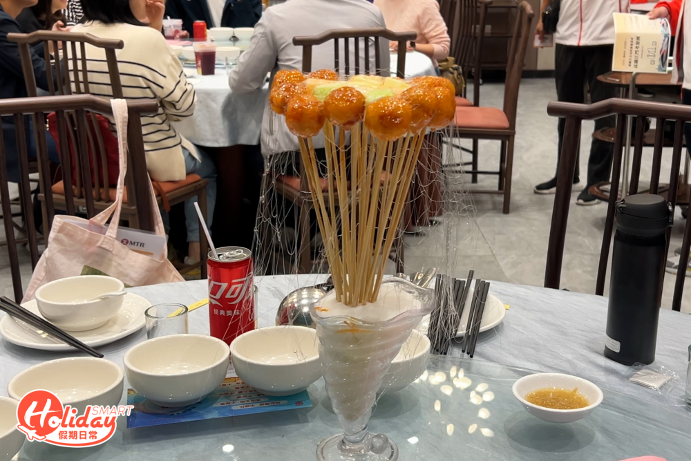 另外必食網紅⽔果咕咾⾁酸甜好食,食落肉欣細嫩,而具賣相造型獨特,打卡一流!