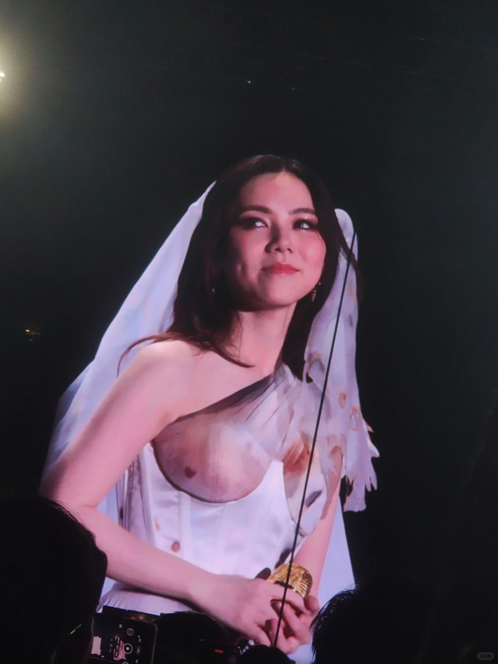 對於這次的婚紗look，大家紛紛表示：「鄧紫棋果然很大膽！」