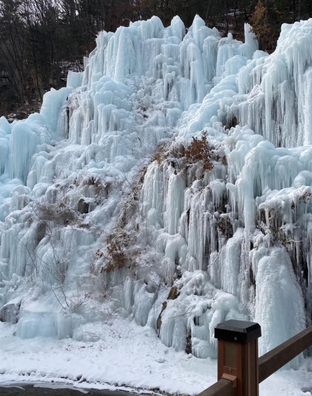 超壯觀的冰川牆！