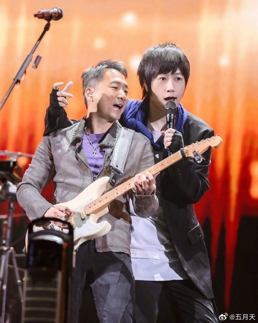 文中阿信直接否認了假唱：「當然，每次的嘶吼，每一場，每一聲，都來自於我依賴了24年的嗓子。除了真唱，否則沒有其他感動你的方式。」